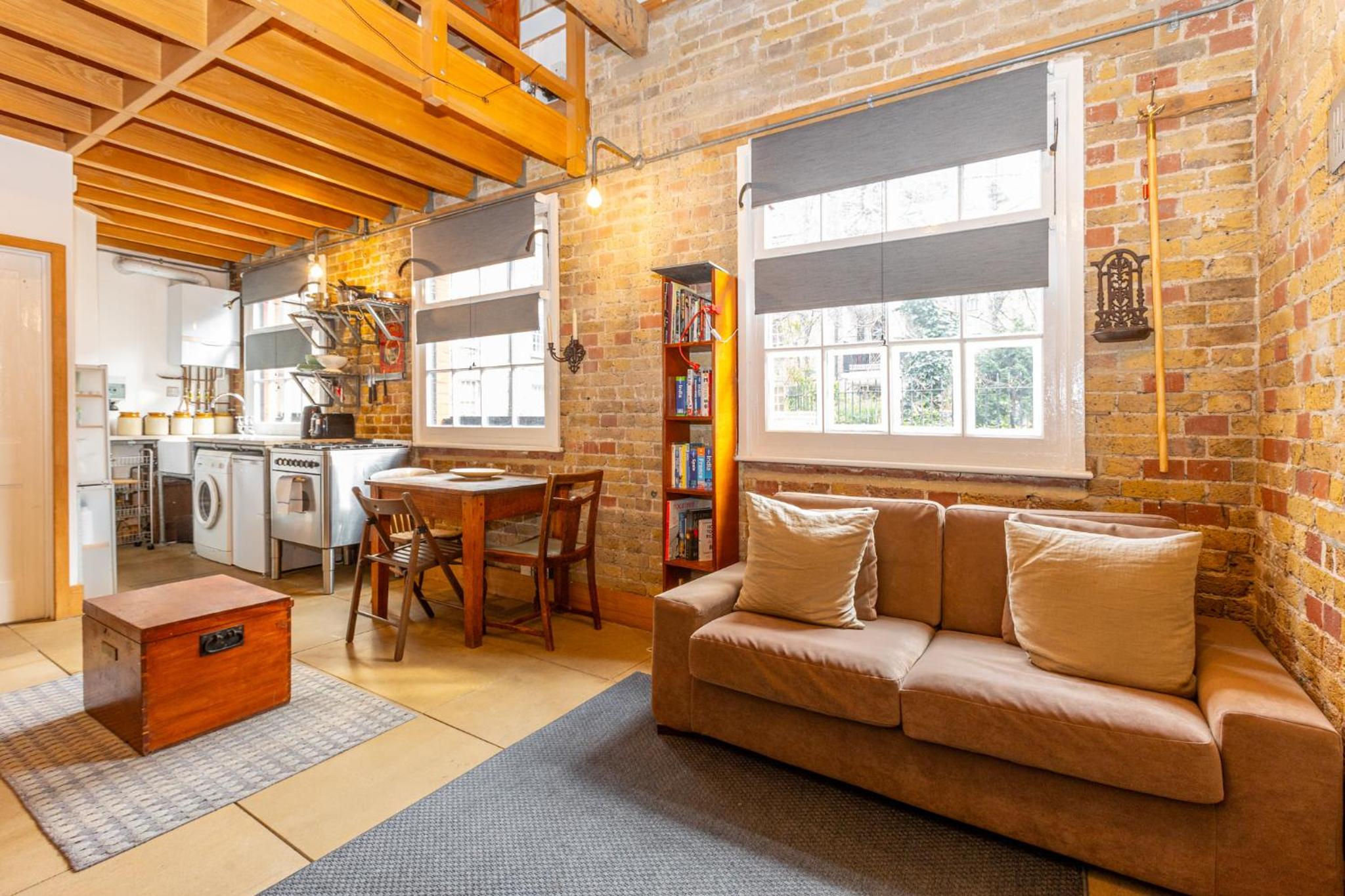 Unique Detached House wPrivate Courtyard, London — kitchen