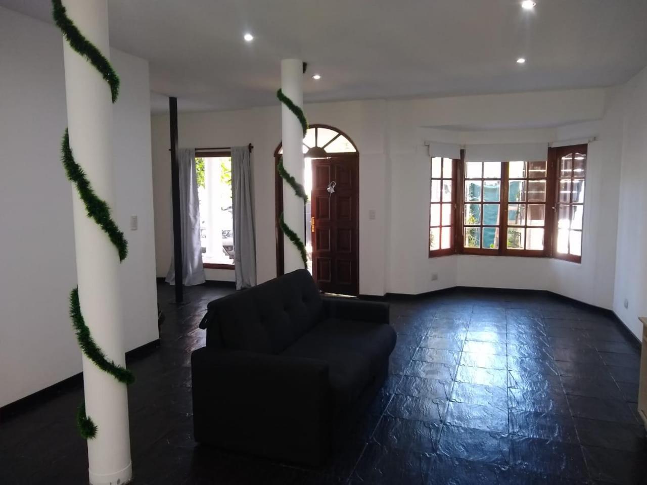 Casa Amplia 5 personas Amplio Jardin y Parrilla Zona Muy Tranquila en Tigre Centro
