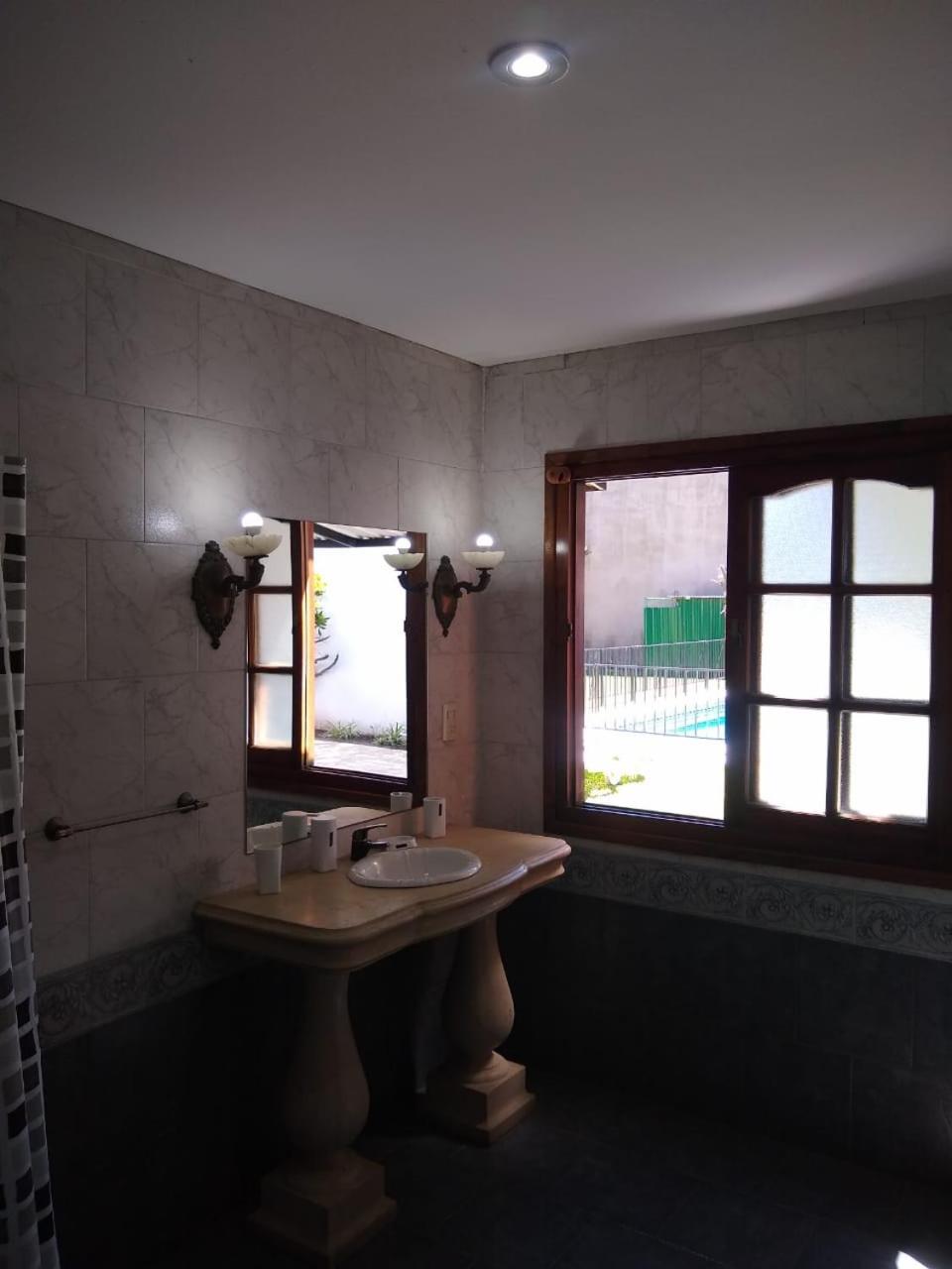 Casa Amplia 5 personas Amplio Jardin y Parrilla Zona Muy Tranquila en Tigre Centro