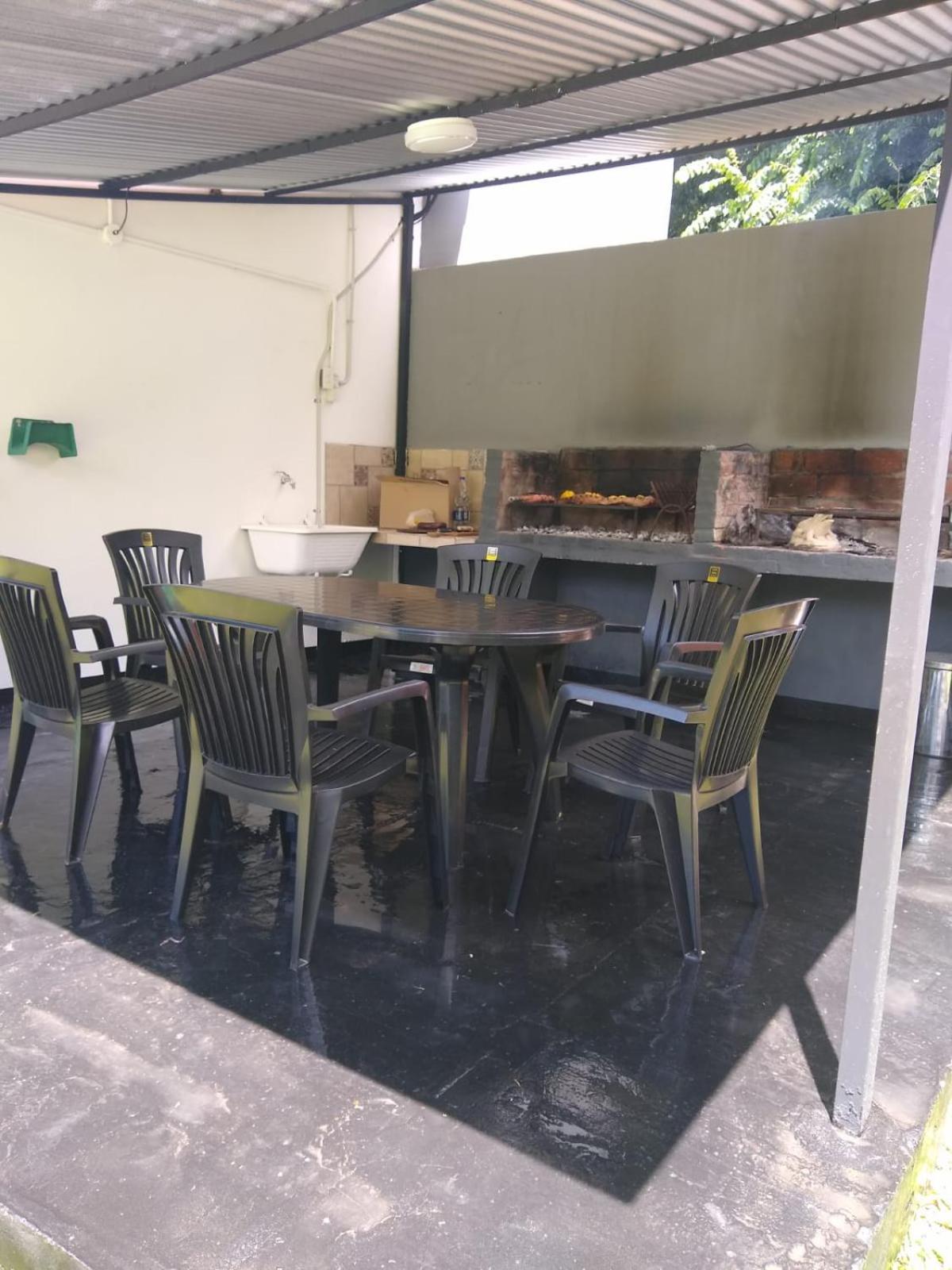 Casa Amplia 5 personas Amplio Jardin y Parrilla Zona Muy Tranquila en Tigre Centro
