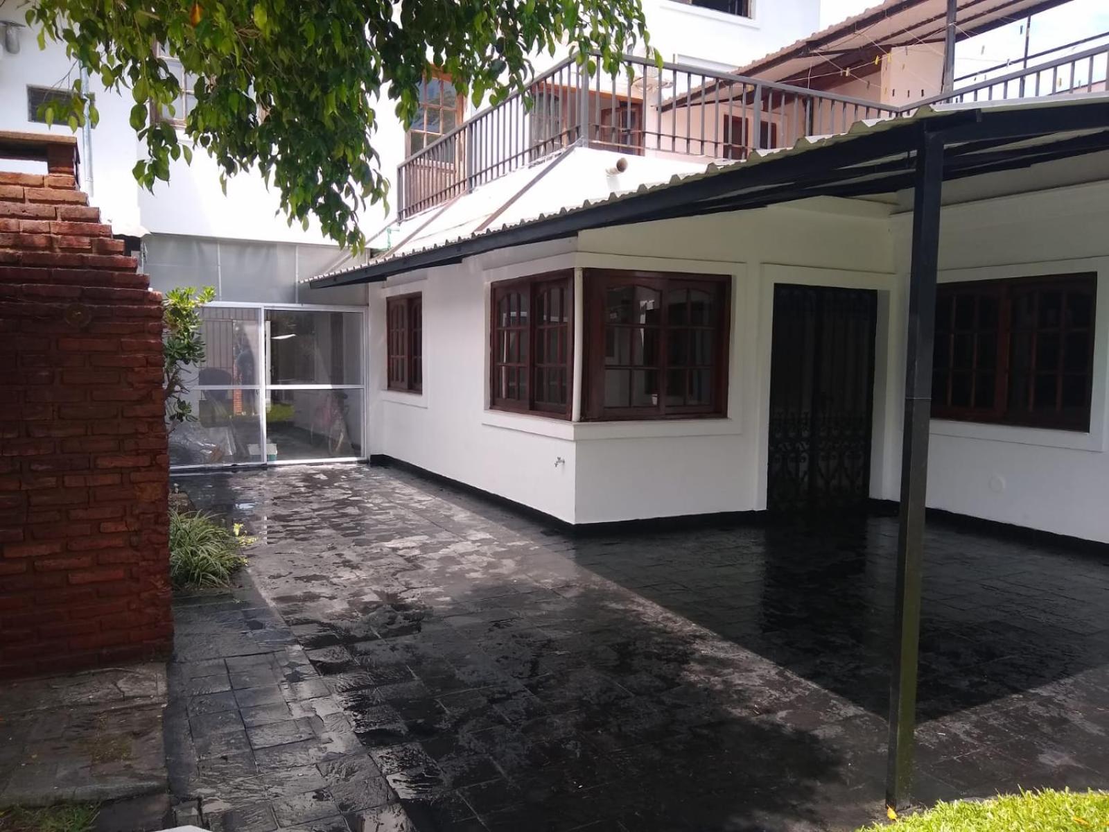 Casa Amplia 5 personas Amplio Jardin y Parrilla Zona Muy Tranquila en Tigre Centro
