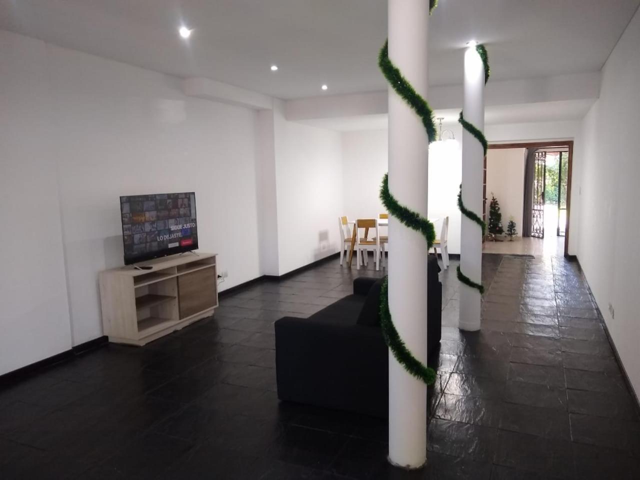 Casa Amplia 5 personas Amplio Jardin y Parrilla Zona Muy Tranquila en Tigre Centro