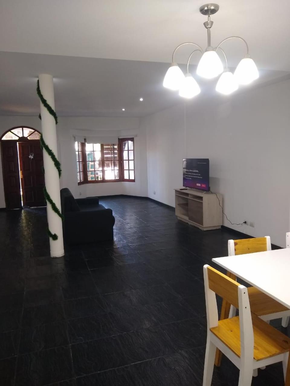 Casa Amplia 5 personas Amplio Jardin y Parrilla Zona Muy Tranquila en Tigre Centro