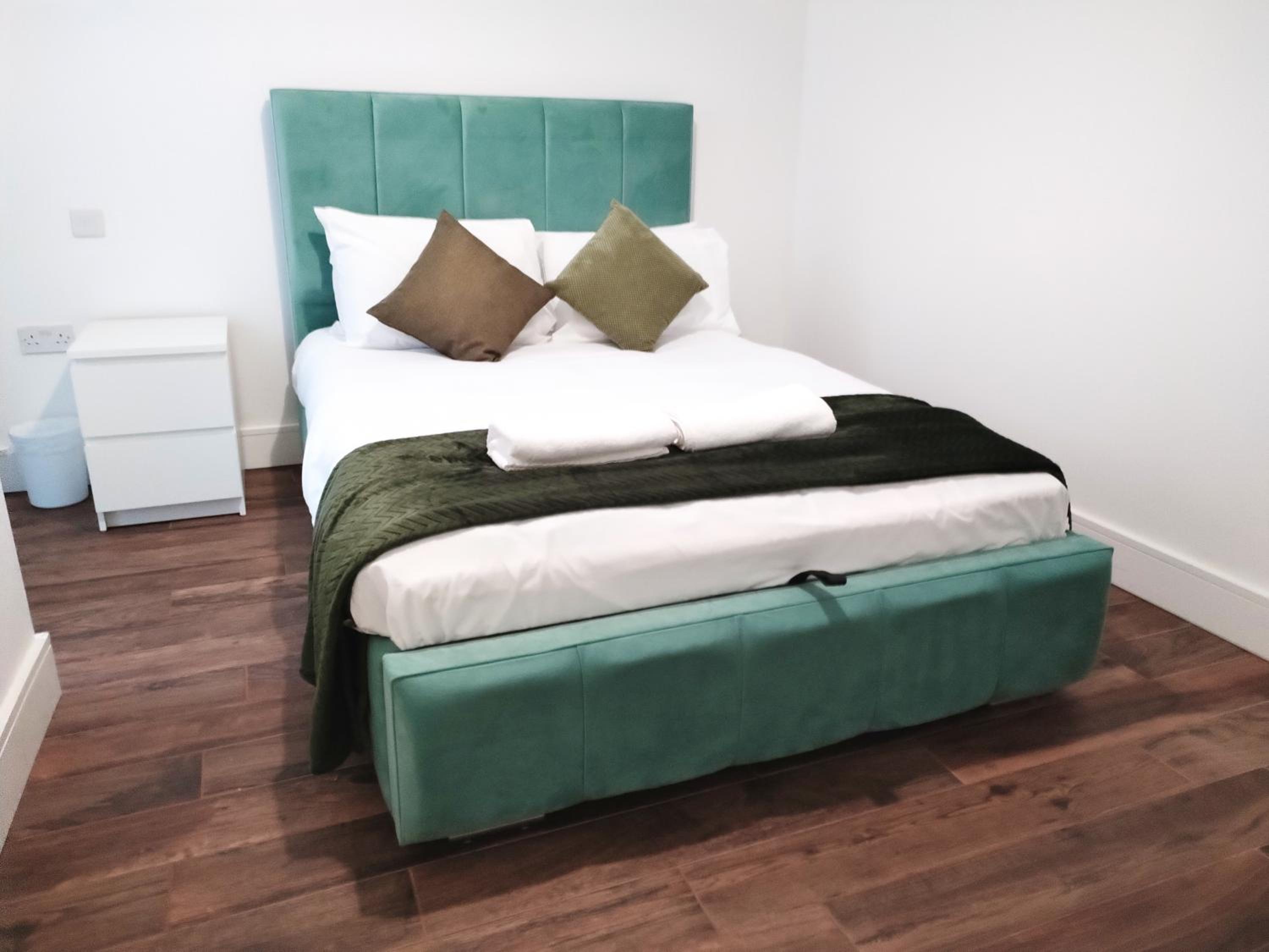 Luxury apartment near London centre, near train station, E1
