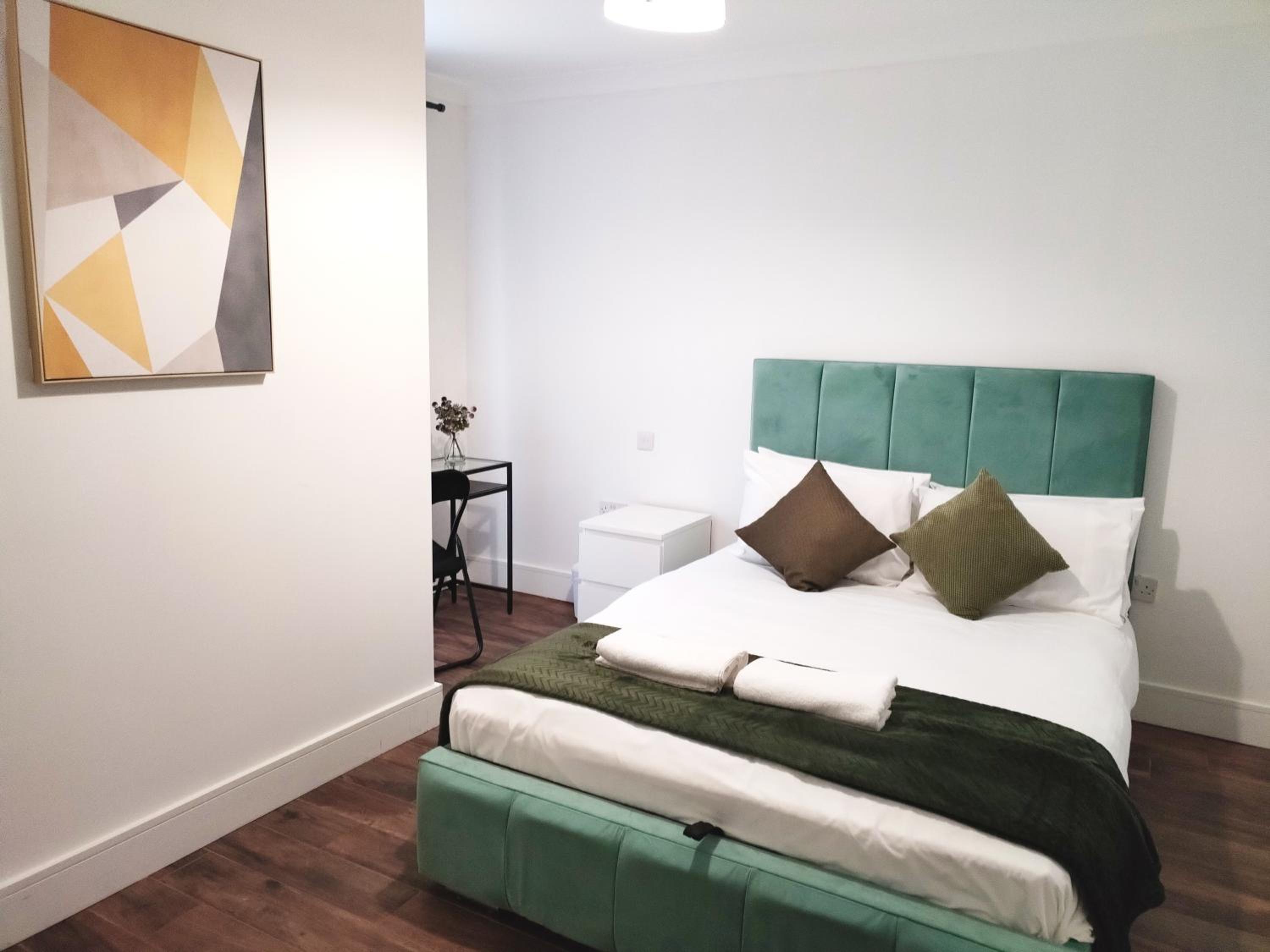 Luxury apartment near London centre, near train station, E1