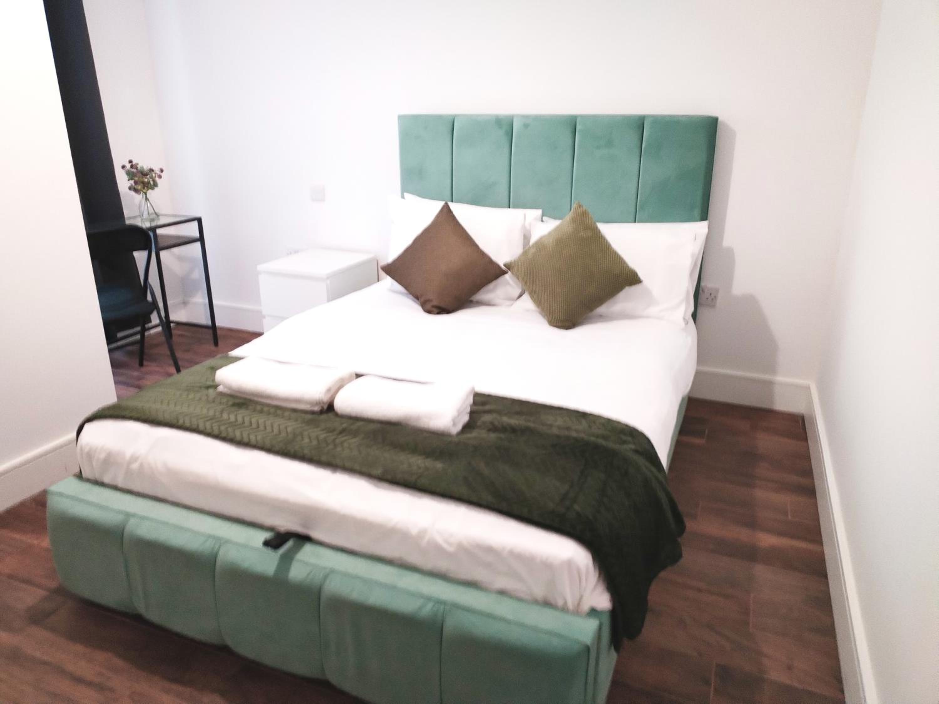 Luxury apartment near London centre, near train station, E1