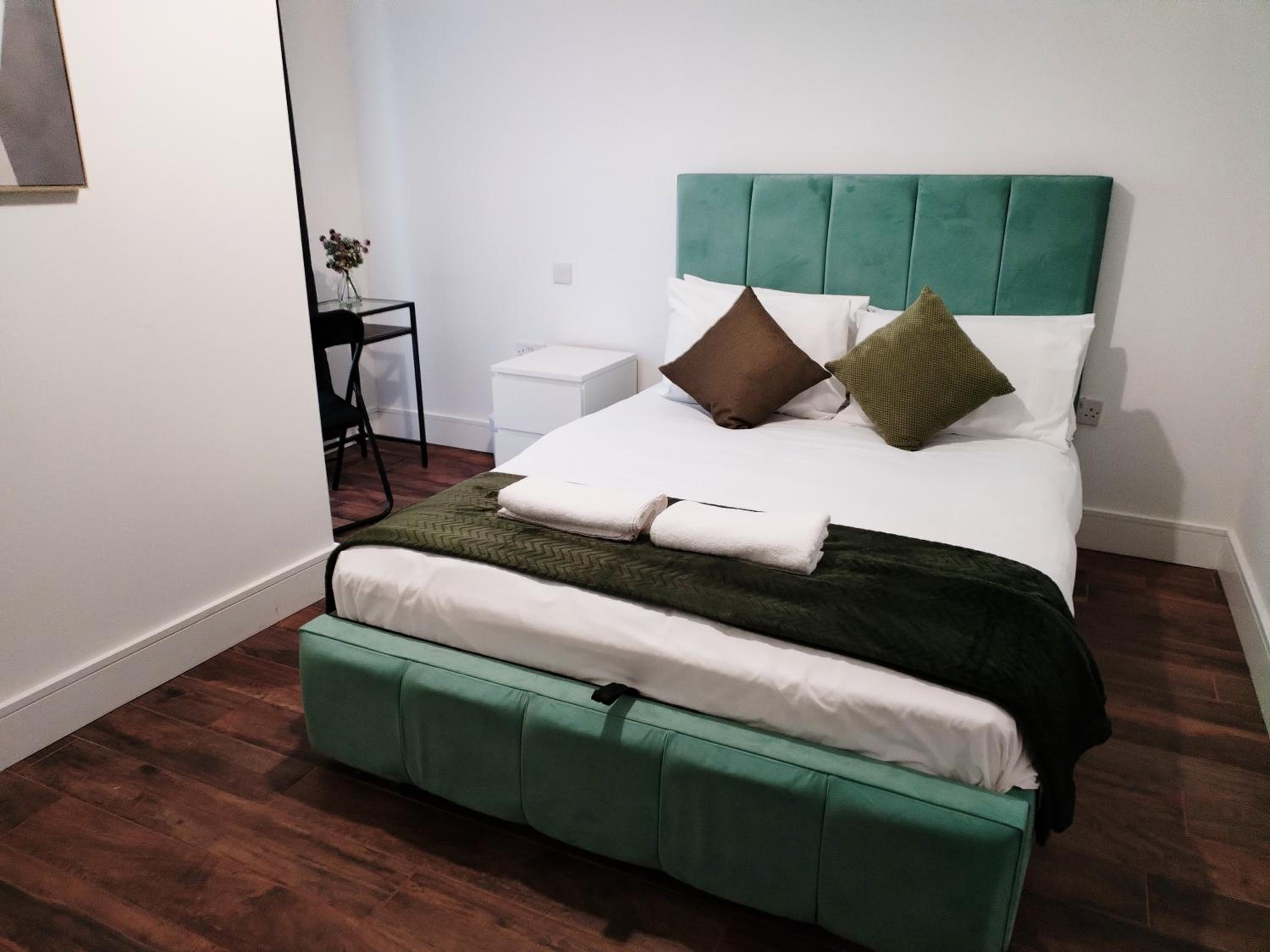 Luxury apartment near London centre, near train station, E1