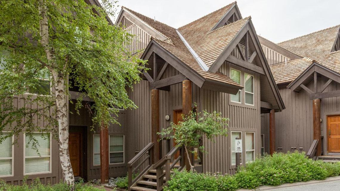 Painted Cliff 35 - Blackcomb home with Shared Hot Tub, Secure Parking - Whistler Platinum