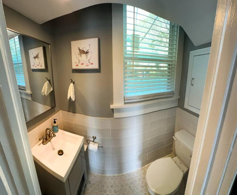 Modern 3BR, Pet-Friendly, WiFi, Washer & Dryer view 2