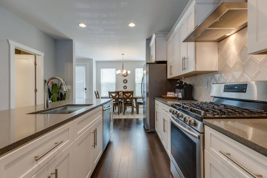 New Townhome 5 mins to Broadway Sleeps 8 view 3