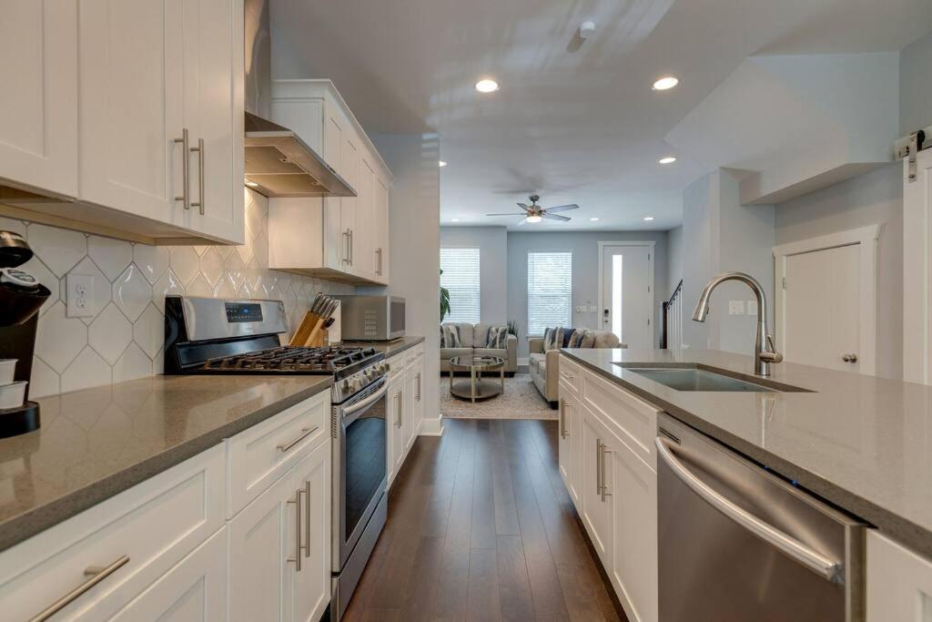 New Townhome 5 mins to Broadway Sleeps 8 view 4