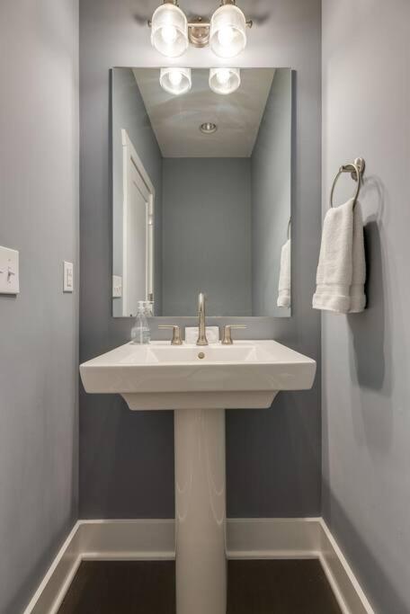 New Townhome 5 mins to Broadway Sleeps 8 view 5