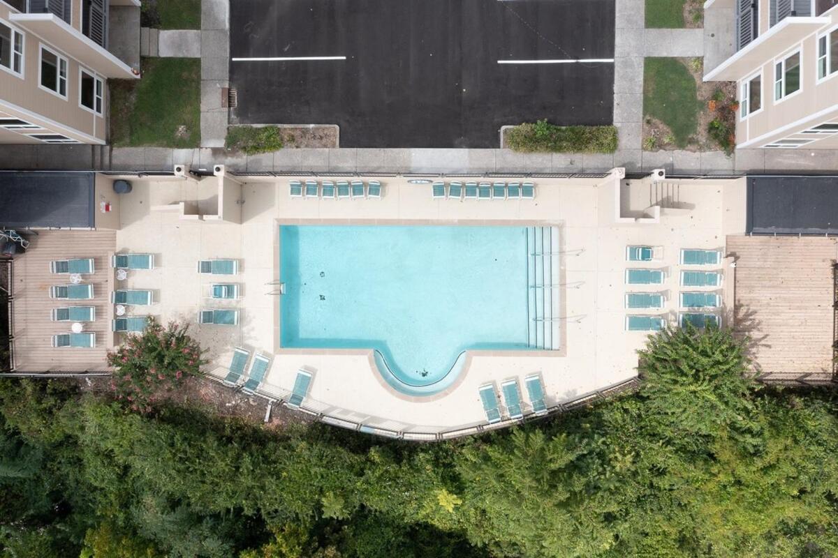 Walk to Broadway Riverfront Condo with Pool view 2