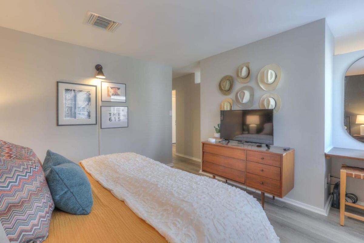 Walk to Broadway Riverfront Condo with Pool view 3