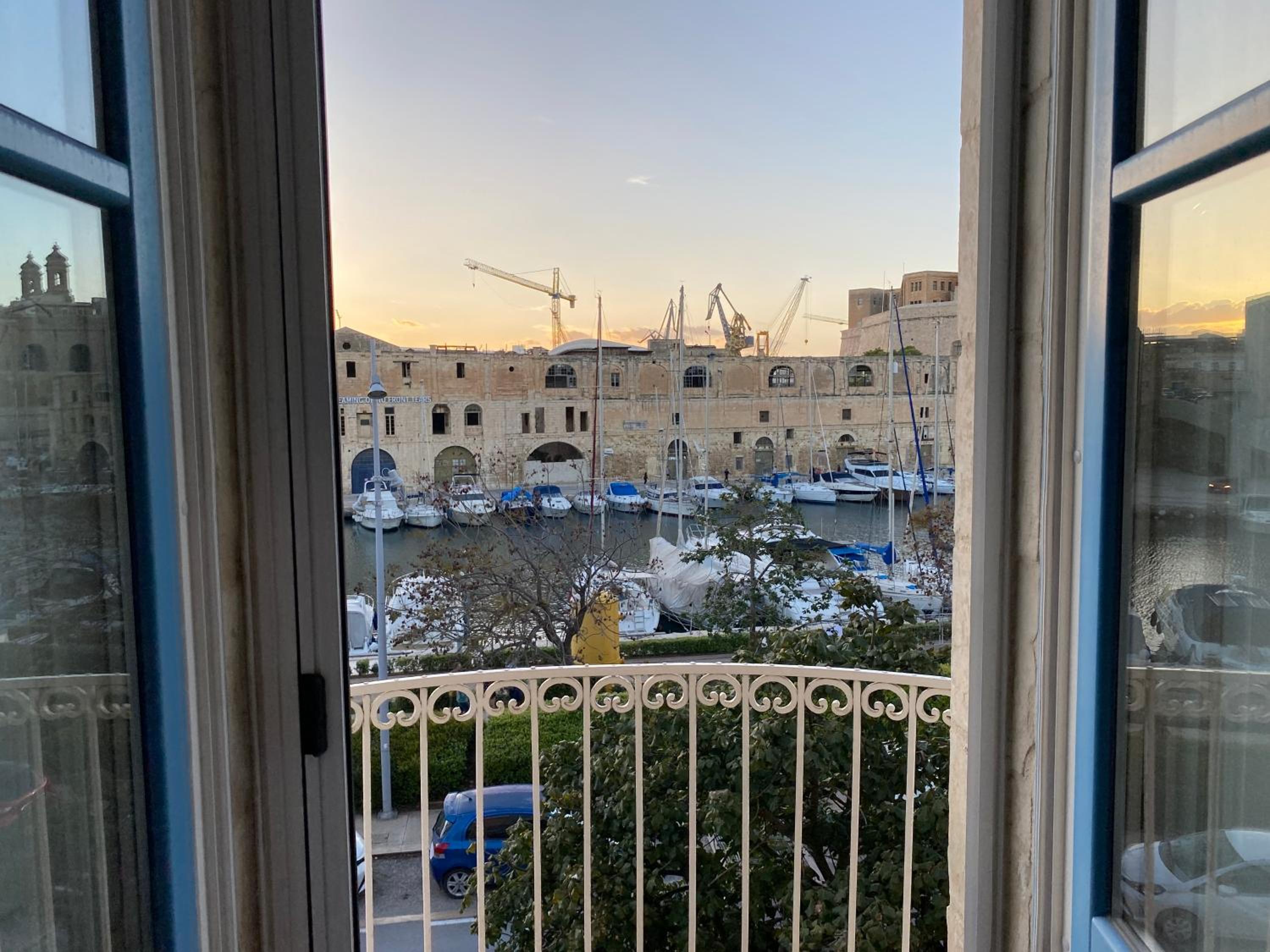 Mediterranea Waterfront house - By Valletta Ferry & Free Parking photo 5