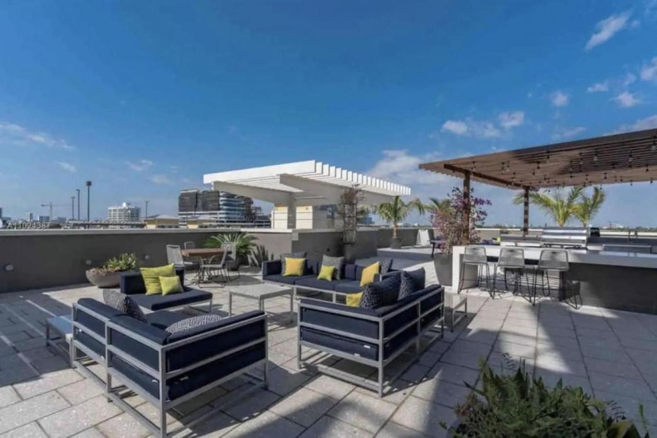 Lovely Midblock building 1 bedroom 1 bathroom apartment