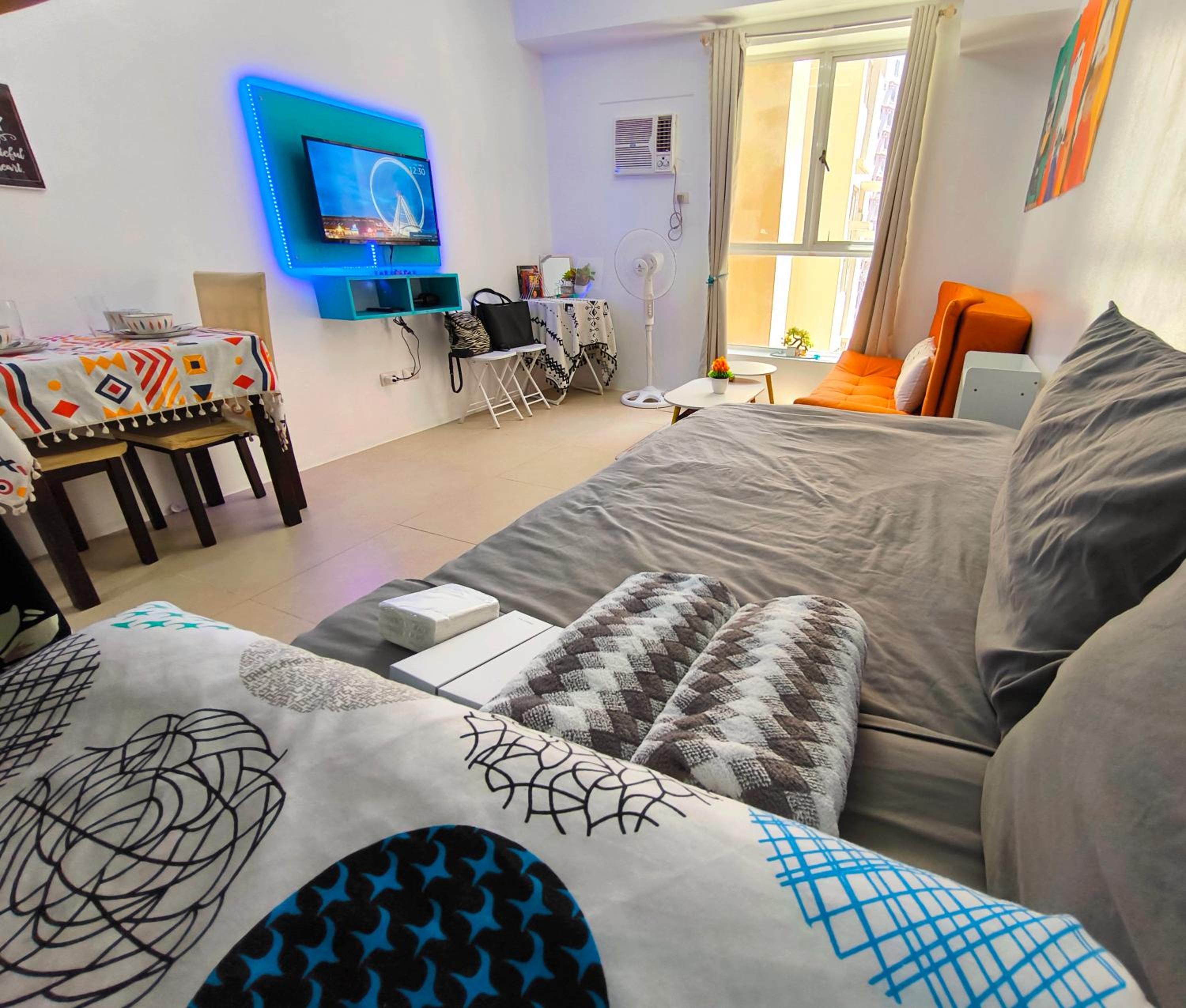 Cheap Condo Staycation Near Airport Terminal 1 and SM Sucat with 2 Single Beds and 1 Jr Sofabed view 4