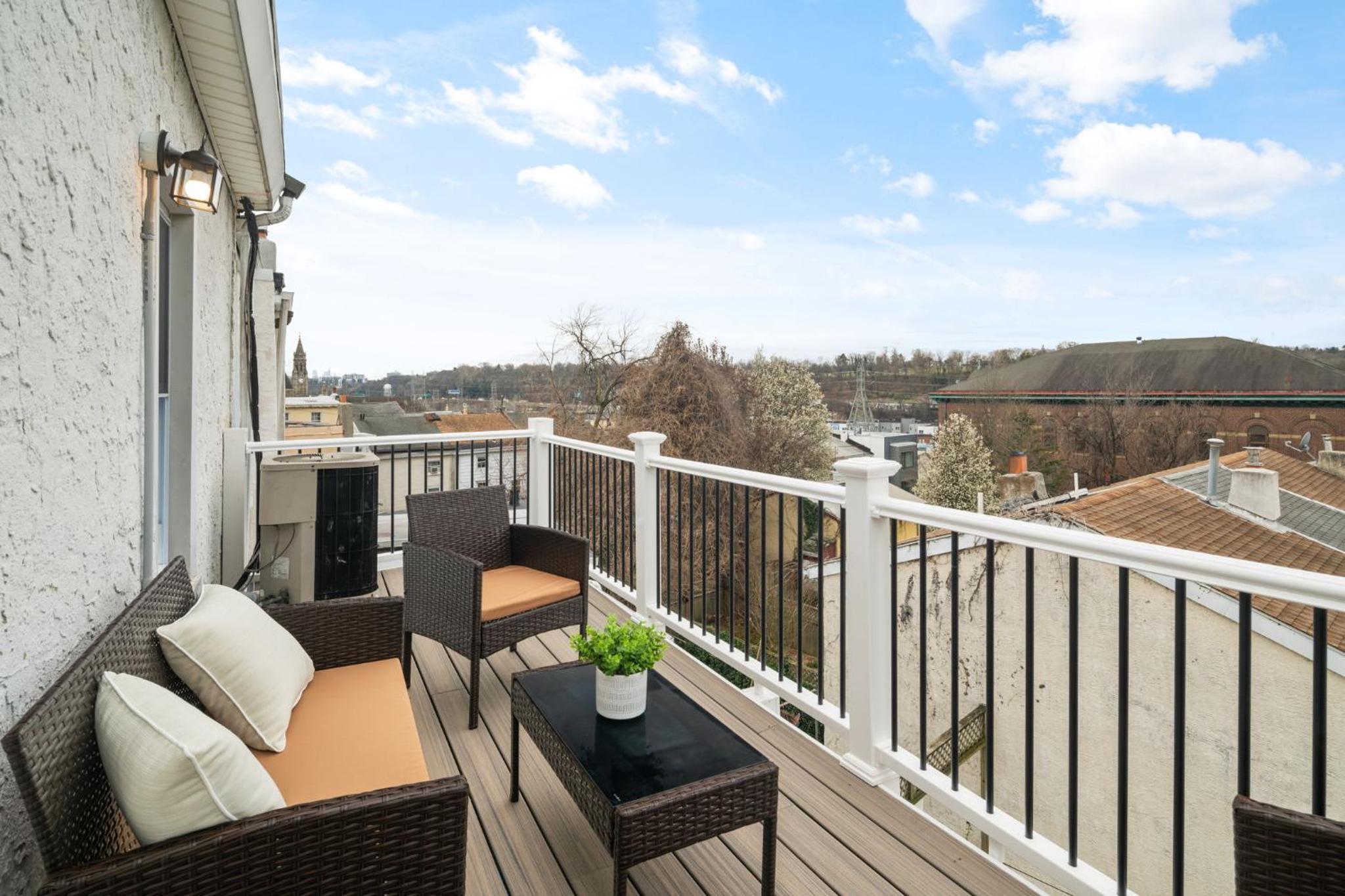 Silverwood Serenity - Balcony and City Views with Parking - Property Image 1