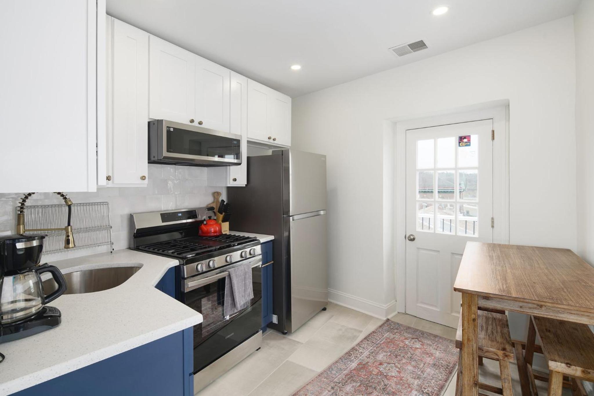 Silverwood Serenity - Balcony and City Views with Parking - Property Image 11