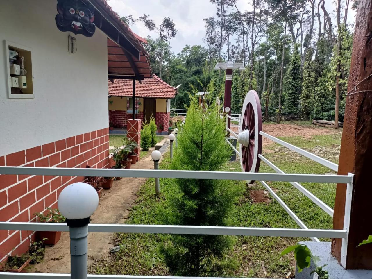 Coffee Breeze Plantation Homestay - Swimming Pool and Simple Rooms