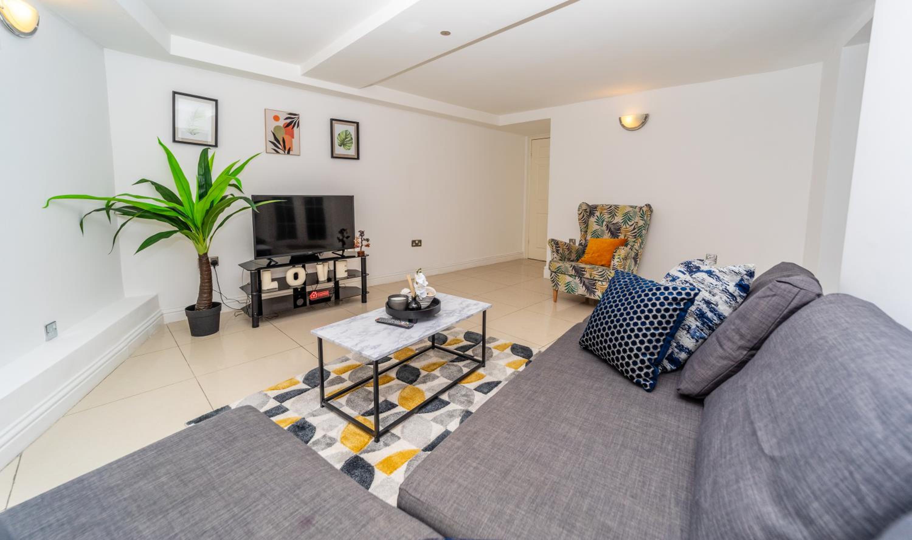 Spacious Flat with Patio & Parking in city centre view 2