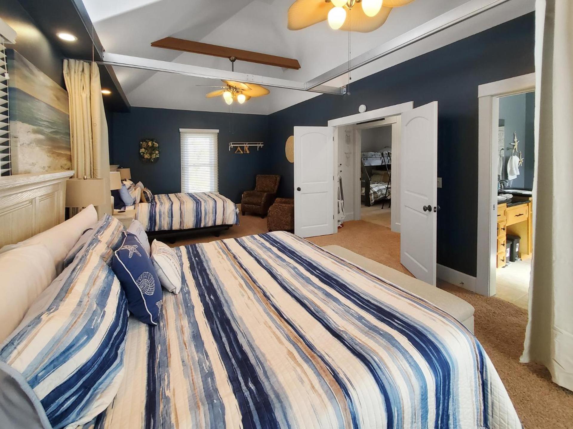 Cozy Family Cottage at the Lakes
