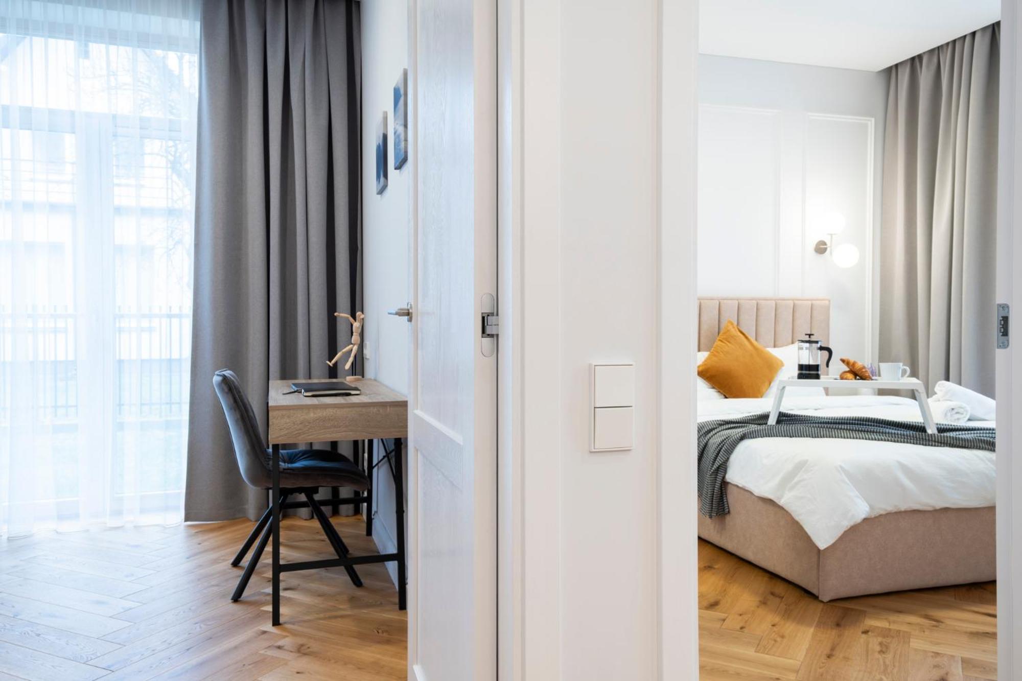 2BD Apt w-Terrace, AC, next to Dineika Park I ᴄᴏʜᴏsᴛ