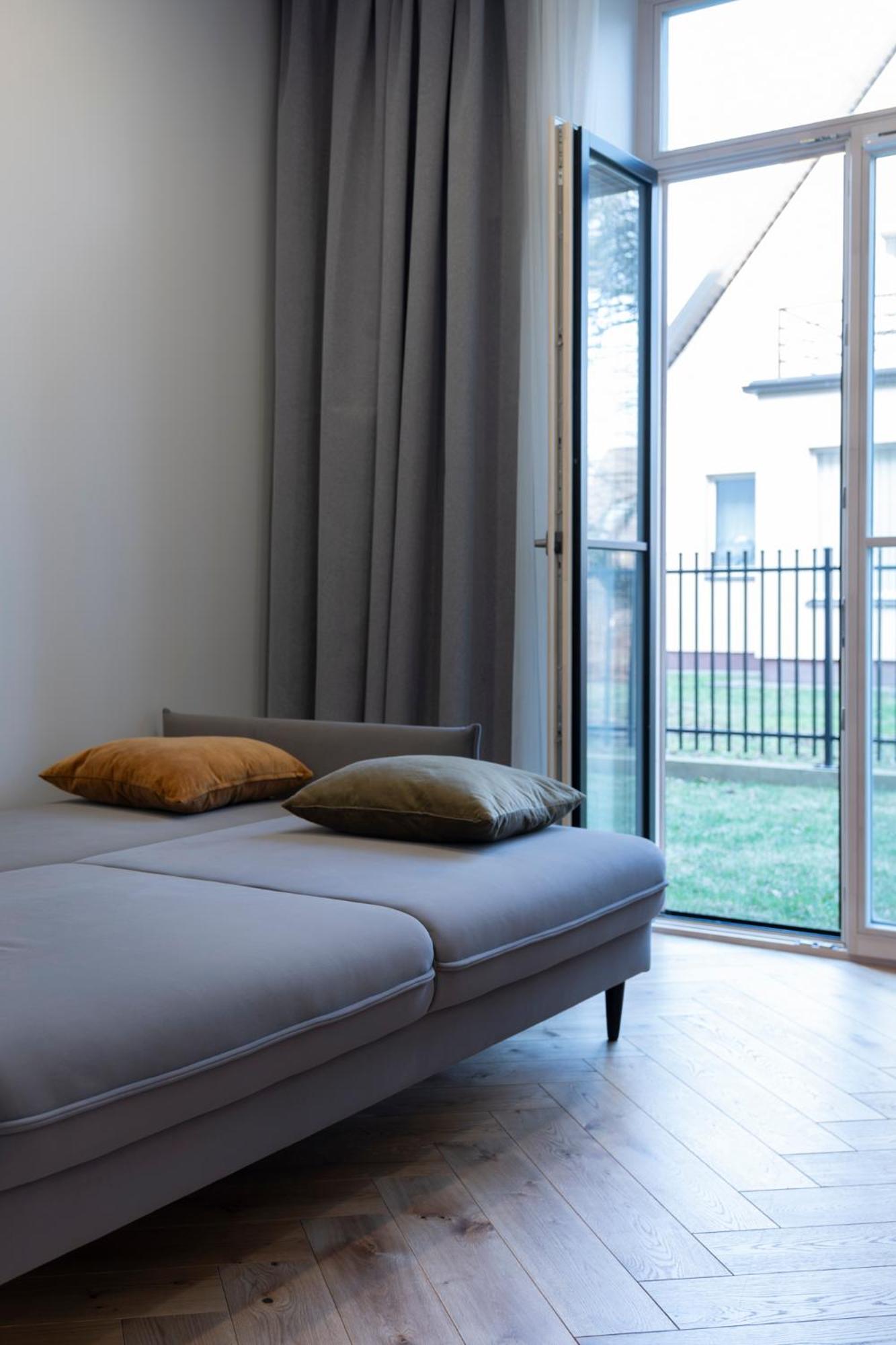 2BD Apt w-Terrace, AC, next to Dineika Park I ᴄᴏʜᴏsᴛ