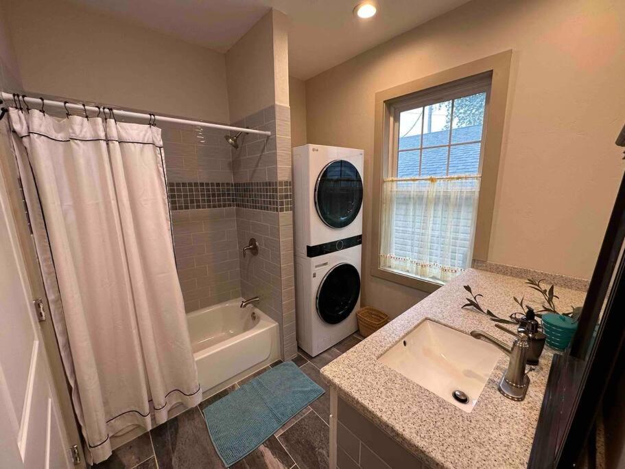 Private Home w/parking, Central Location view 3