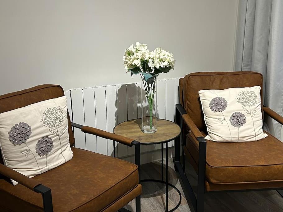 Modern 2 bedroom apartment - Neath Town centre