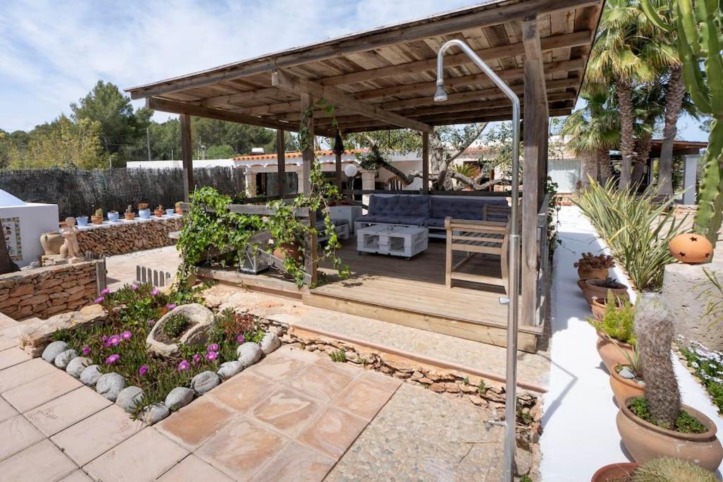 Casa con piscina, jardín y juegos exteriores view 4