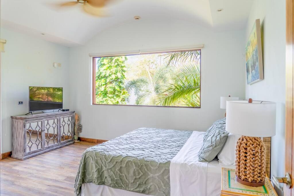 Casa n' Casa Your Own Private Tropical Paradise!