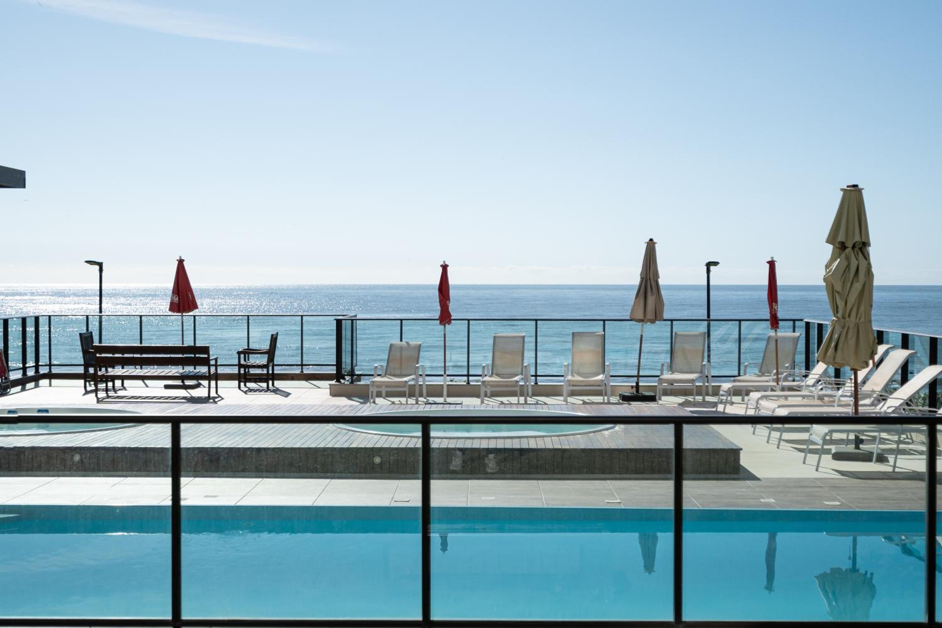 Aptos completos com vista mar pé na areia em Barra Velha em condomínio Resort com Spa, Piscina, quadra de futebol, Sala de jogos, brinquedoteca, Complexo c