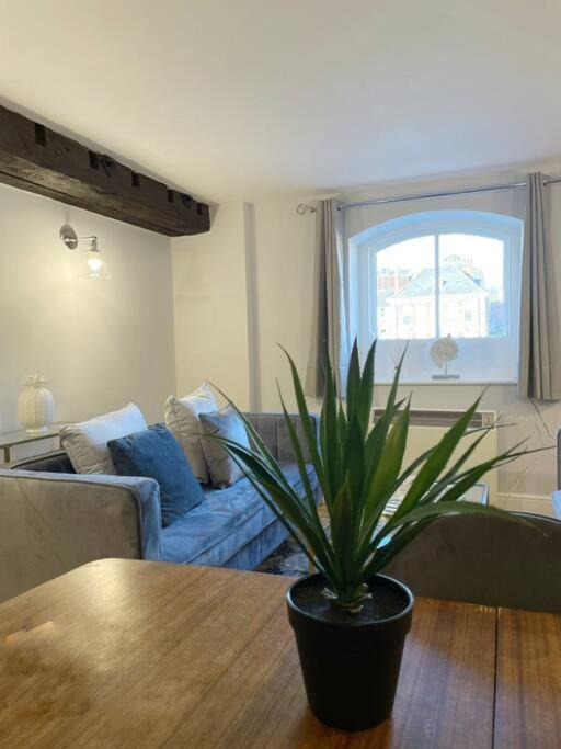 Riverside Apartment - York