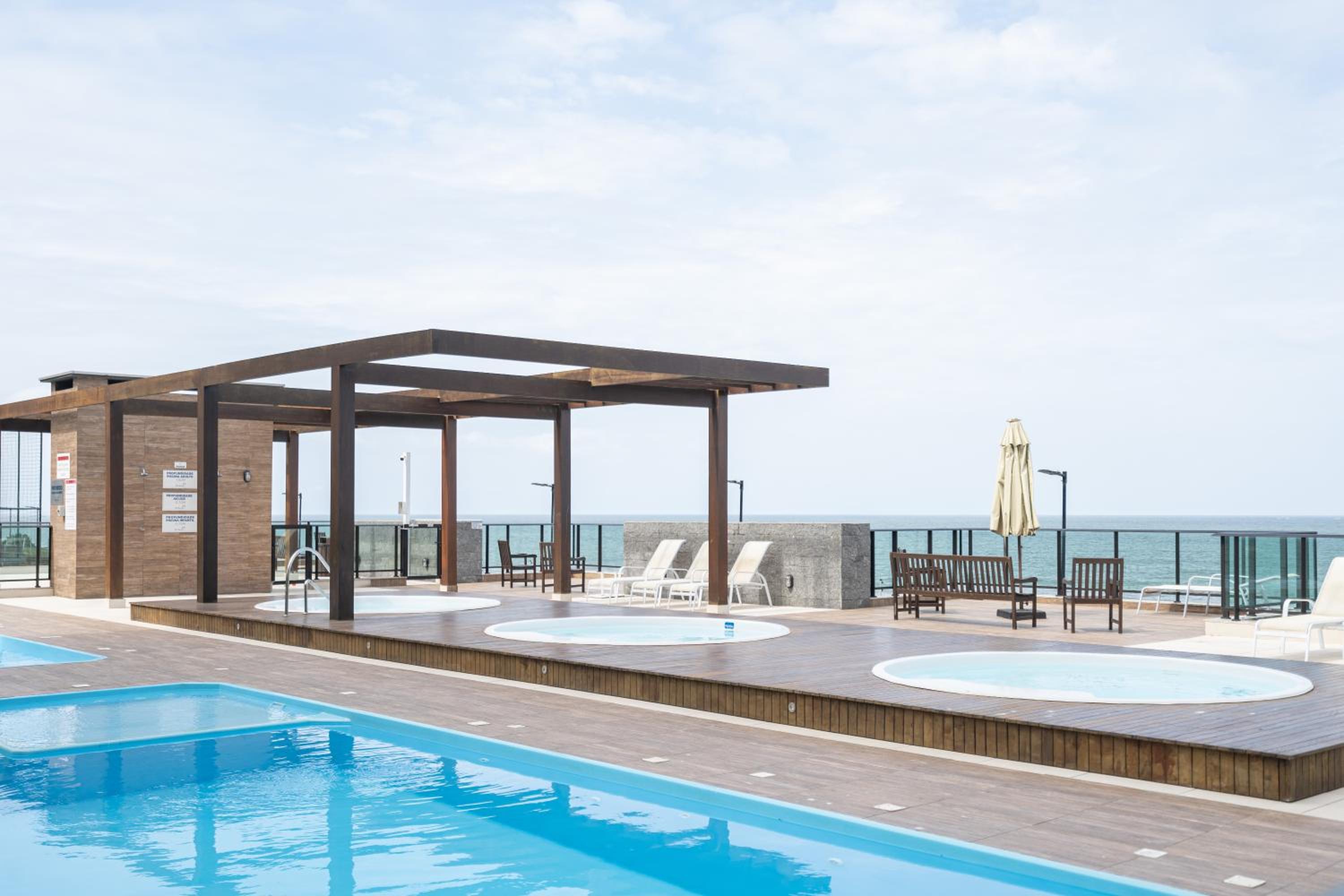Aptos completos com vista mar pé na areia em Barra Velha em condomínio Resort com Spa, Piscina, quadra de futebol, Sala de jogos, brinquedoteca, Complexo c