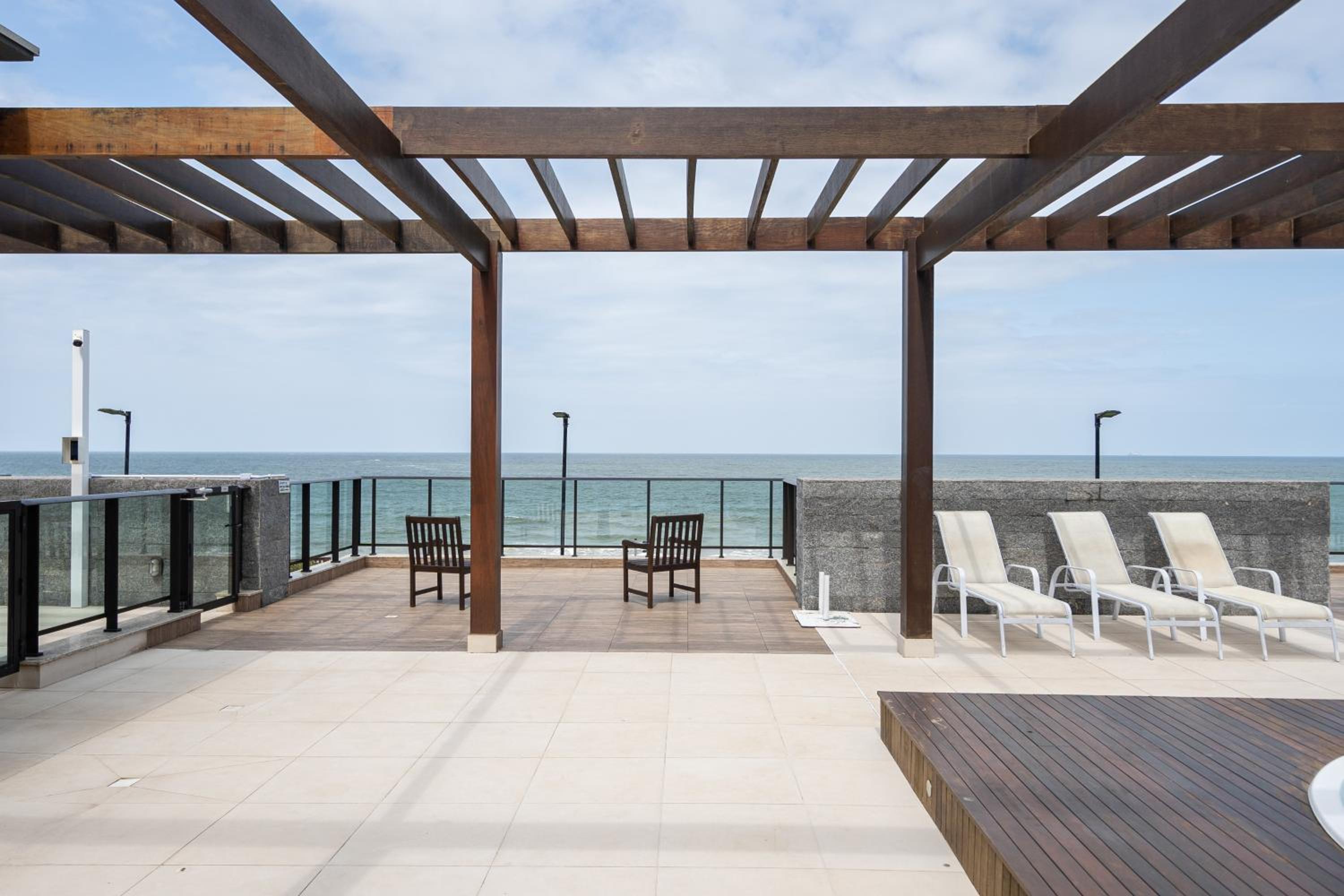 Aptos completos com vista mar pé na areia em Barra Velha em condomínio Resort com Spa, Piscina, quadra de futebol, Sala de jogos, brinquedoteca, Complexo c