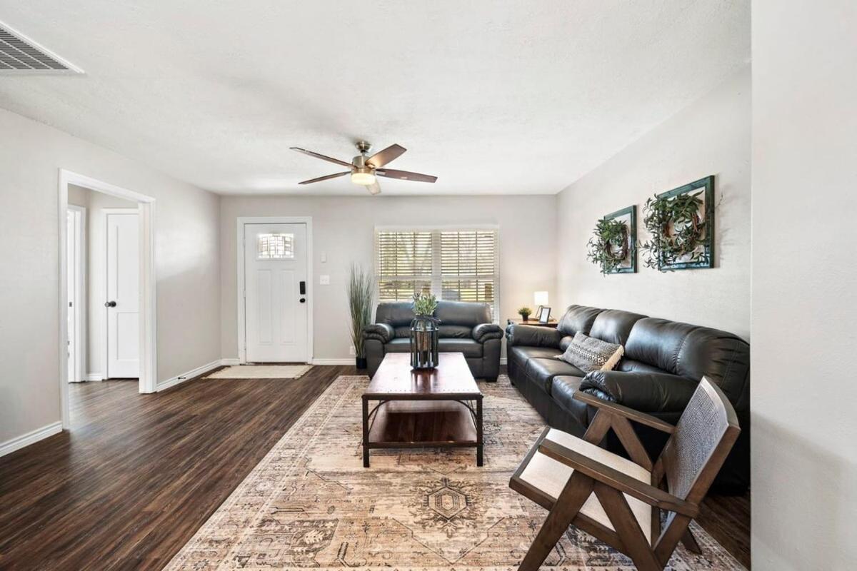 3 bedroom 1 bath WiFi Large back yard with BBQ pit view 3