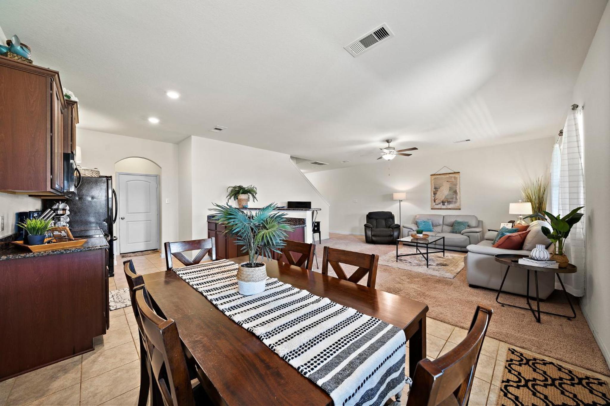 Come stay a while 3 bedroom WiFi Smart TV in every room Covered Patio Fire Pit Quiet Home on Large Lot 5 Star Super Host view 4
