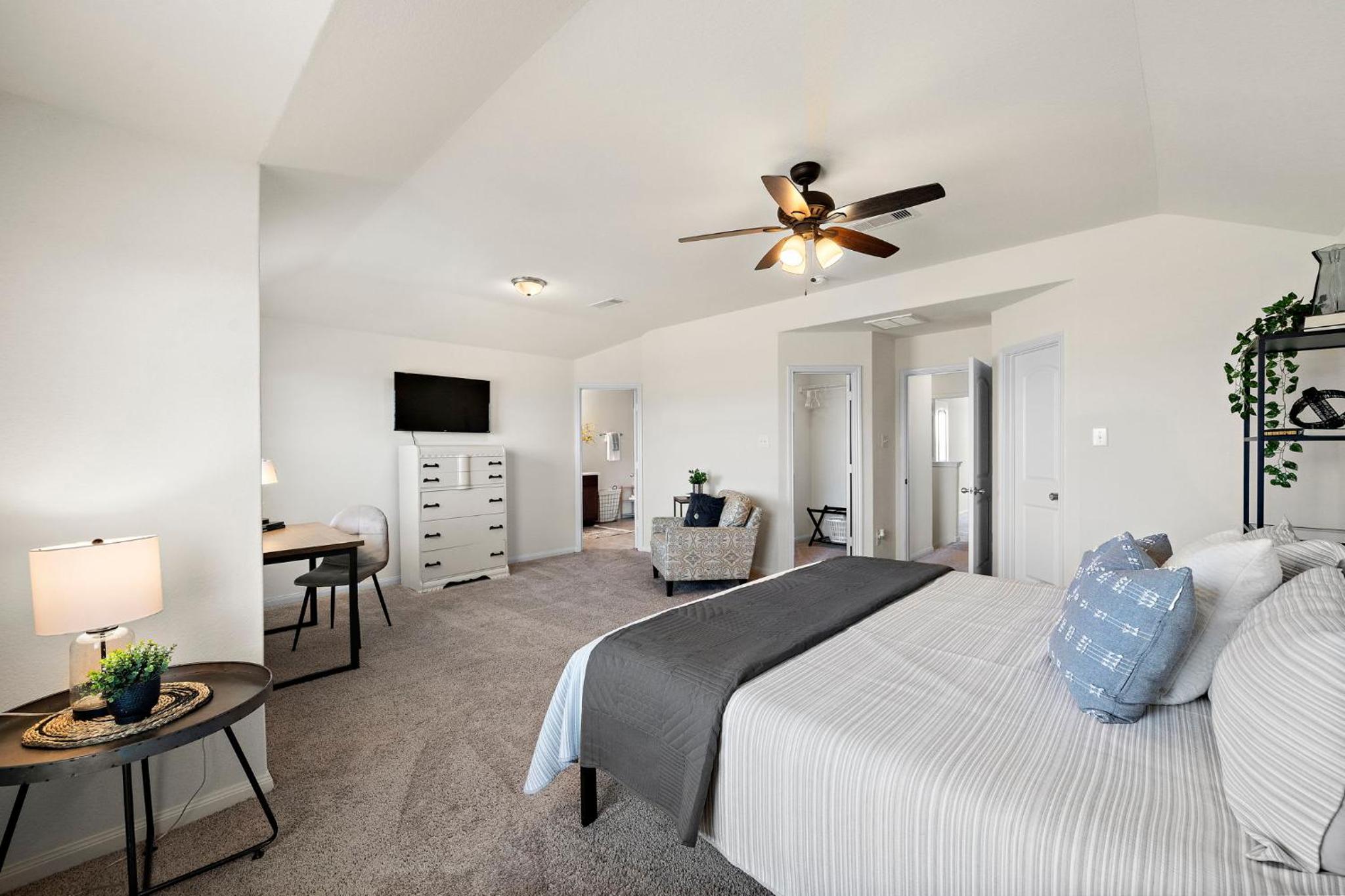 Come stay a while 3 bedroom WiFi Smart TV in every room Covered Patio Fire Pit Quiet Home on Large Lot 5 Star Super Host view 5
