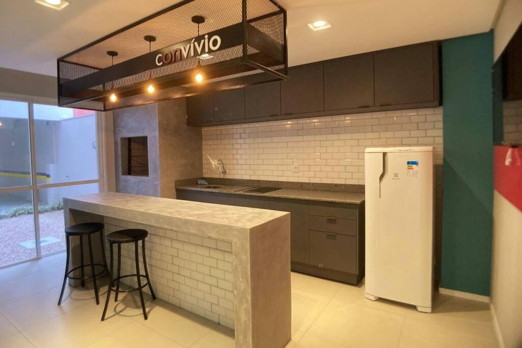 Studio central completo! Garagem coberta para carros médios Sem elevador