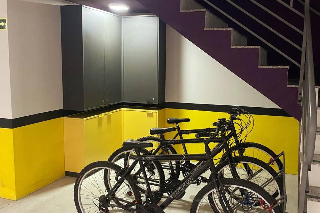 Studio central completo! Garagem coberta para carros médios Sem elevador
