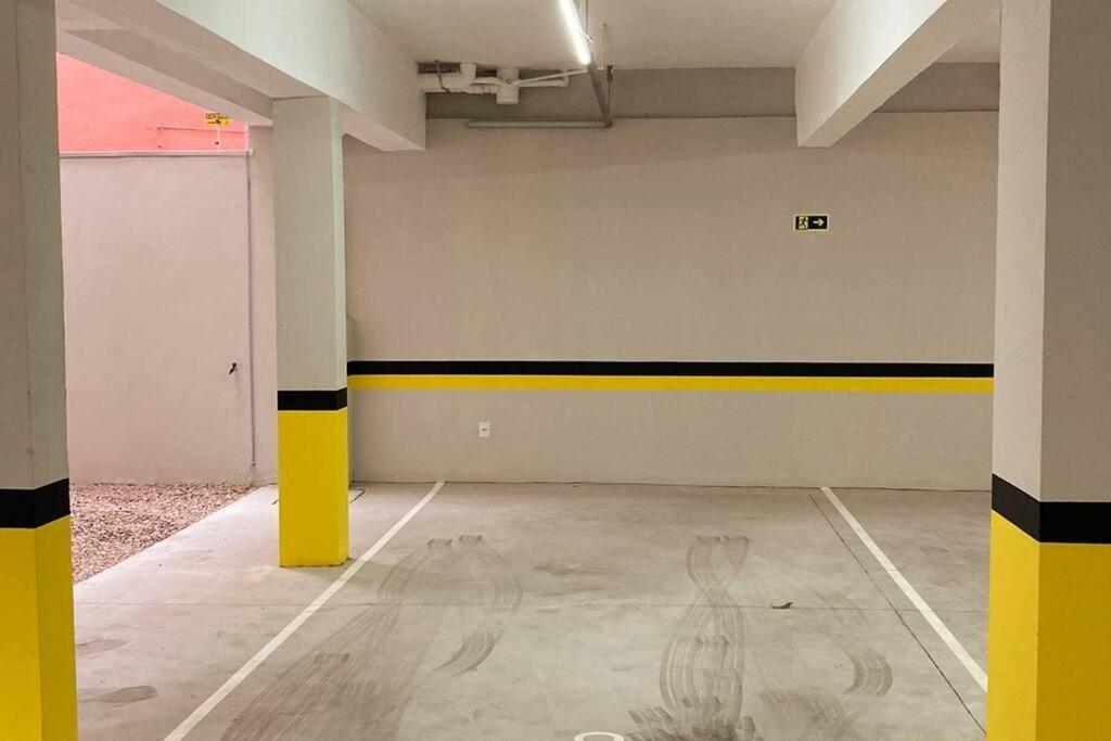 Studio central completo! Garagem coberta para carros médios Sem elevador