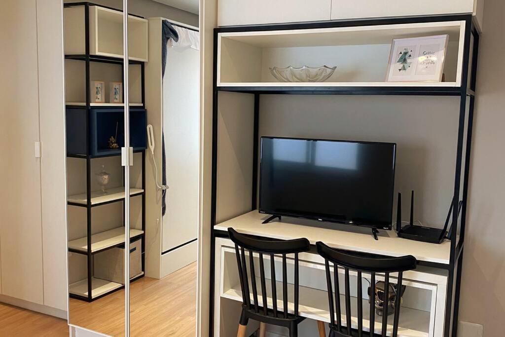 Studio central completo! Garagem coberta para carros médios Sem elevador