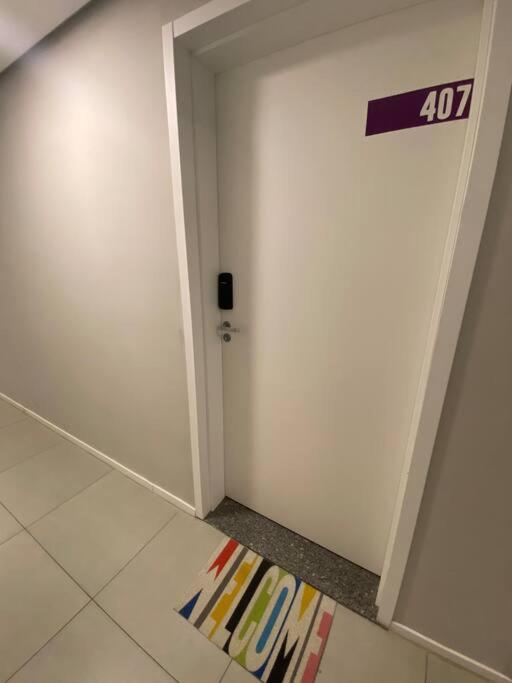Studio central completo! Garagem coberta para carros médios Sem elevador