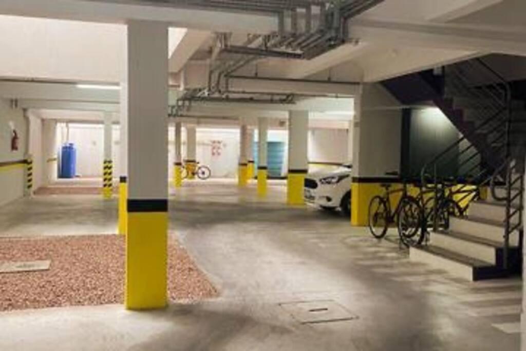 Studio central completo! Garagem coberta para carros médios Sem elevador