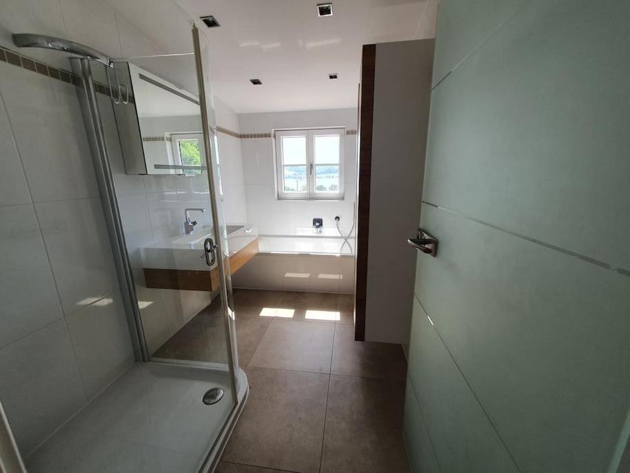 Exklusive Ferienwohnung LAKEVIEW in Bestlage Mattsee, beschattbare Dachterrasse mit Panoramablick über den See