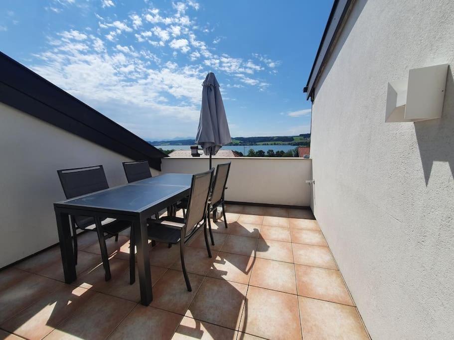 Exklusive Ferienwohnung LAKEVIEW in Bestlage Mattsee, beschattbare Dachterrasse mit Panoramablick über den See