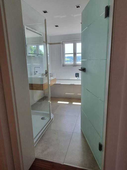 Exklusive Ferienwohnung LAKEVIEW in Bestlage Mattsee, beschattbare Dachterrasse mit Panoramablick über den See