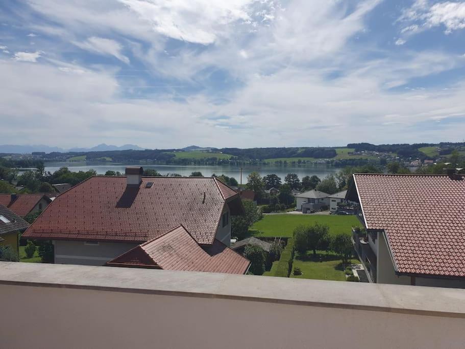 Exklusive Ferienwohnung LAKEVIEW in Bestlage Mattsee, beschattbare Dachterrasse mit Panoramablick über den See