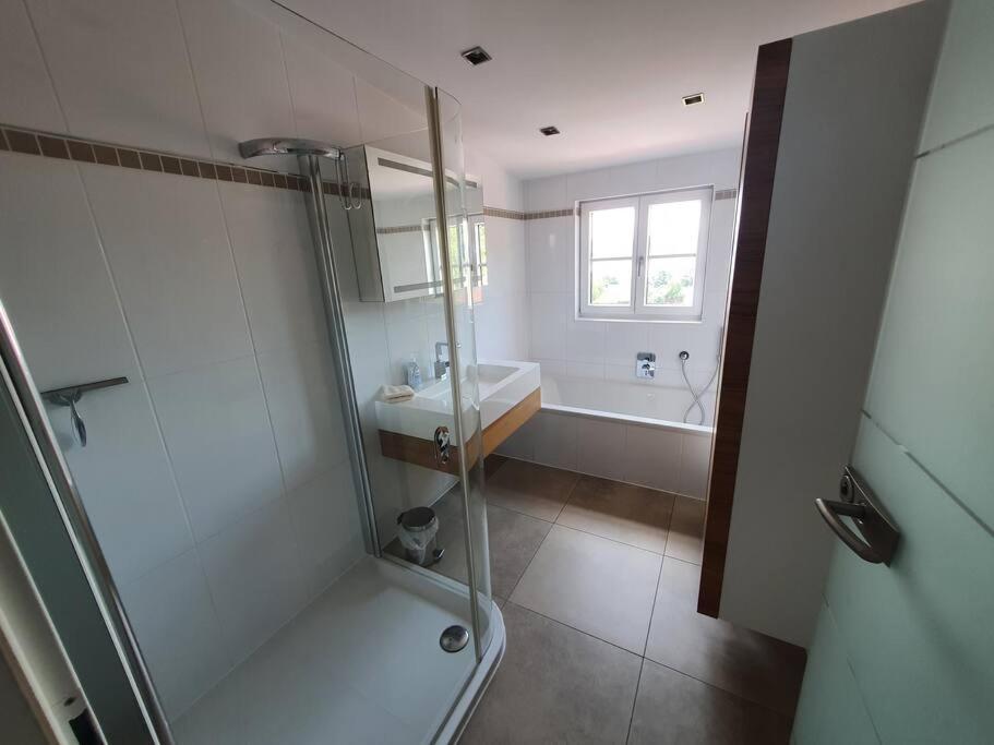 Exklusive Ferienwohnung LAKEVIEW in Bestlage Mattsee, beschattbare Dachterrasse mit Panoramablick über den See
